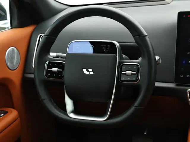 Li Auto L8 — Фото автомобиля 15