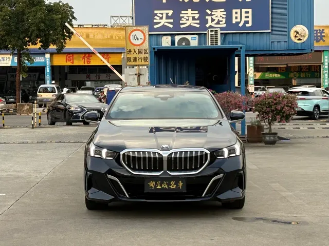 BMW 5 Series — Фото автомобиля 2