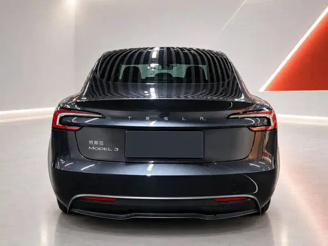 Tesla Model 3 — Фото автомобиля 5