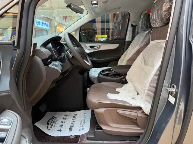 Roewe iMAX8 — Фото автомобиля 9