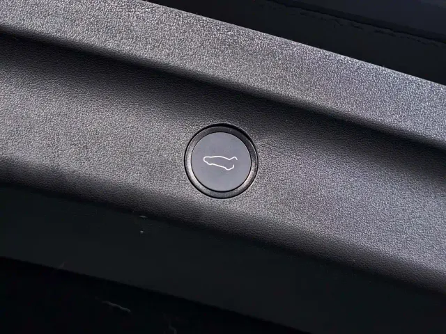 Tesla Model Y — Фото автомобиля 21