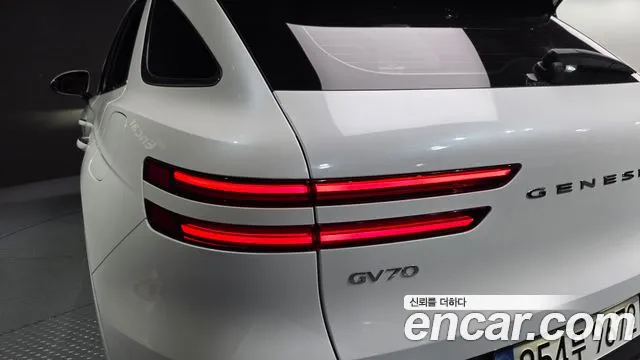 Genesis GV70 — Фото автомобиля 23