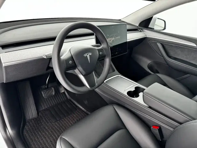 Tesla Model Y — Фото автомобиля 4