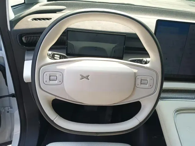 Xpeng X9 — Фото автомобиля 10