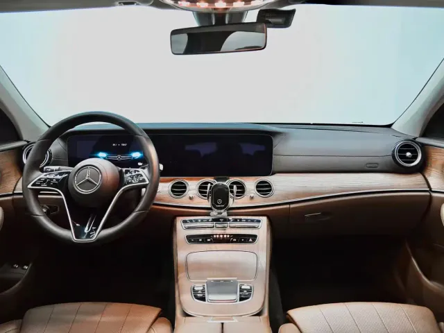 Mercedes-Benz E-Class — Фото автомобиля 14