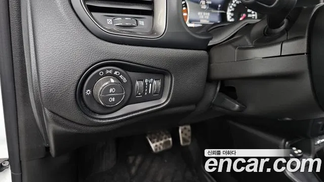 Jeep Renegade — Фото автомобиля 20