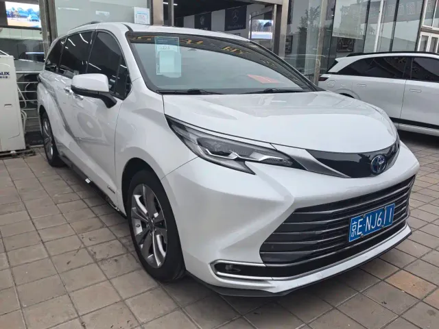 Toyota Sienna — Фото автомобиля 3
