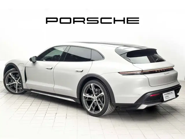 Porsche Taycan — Фото автомобиля 6