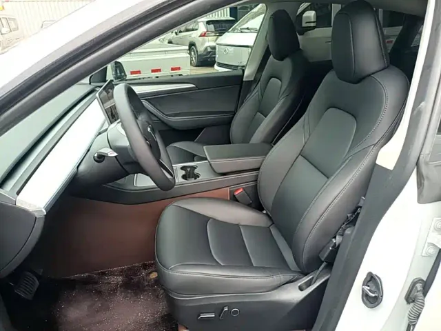 Tesla Model Y — Фото автомобиля 14