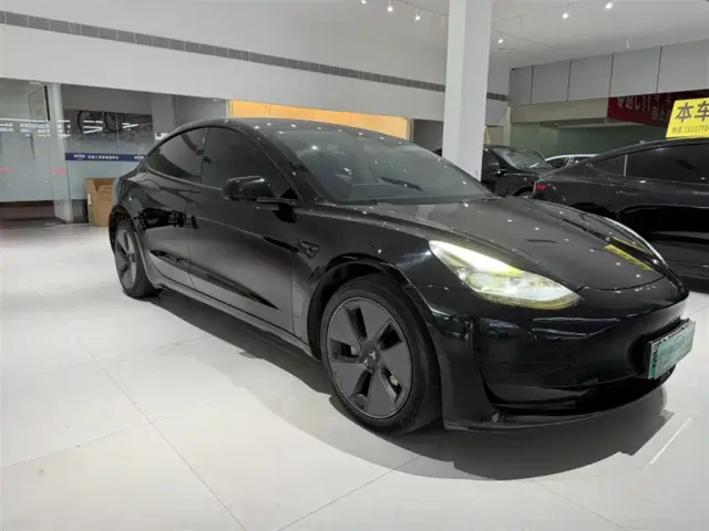 Tesla Model 3 — Фото автомобиля 2