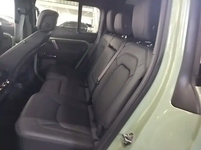 Land Rover Defender — Фото автомобиля 16