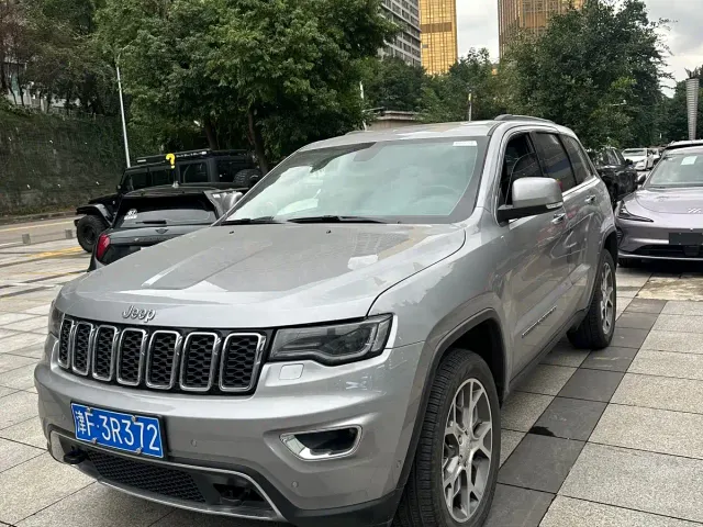 Фотография автомобиля — Jeep Grand Cherokee