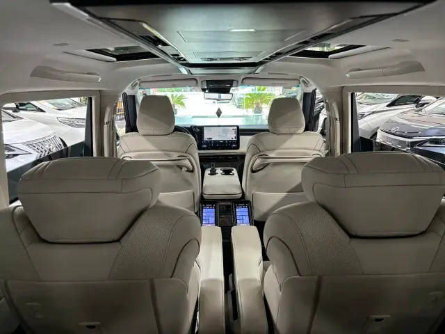 Lexus LM — Фото автомобиля 18