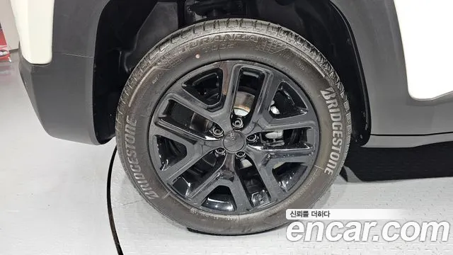 Jeep Renegade — Фото автомобиля 5