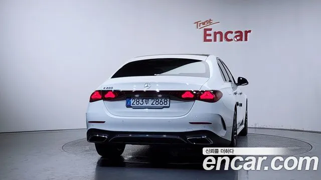 Mercedes-Benz E-Class — Фото автомобиля 3