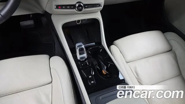 Вольво XC40 B4 Ultimate Bright — Фото автомобиля 9