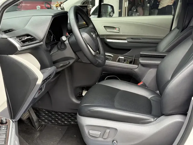 Toyota Sienna — Фото автомобиля 7