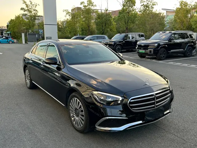 Mercedes-Benz E-Class — Фото автомобиля 3