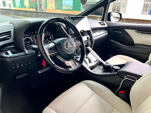 Lexus LM — Фото автомобиля 12