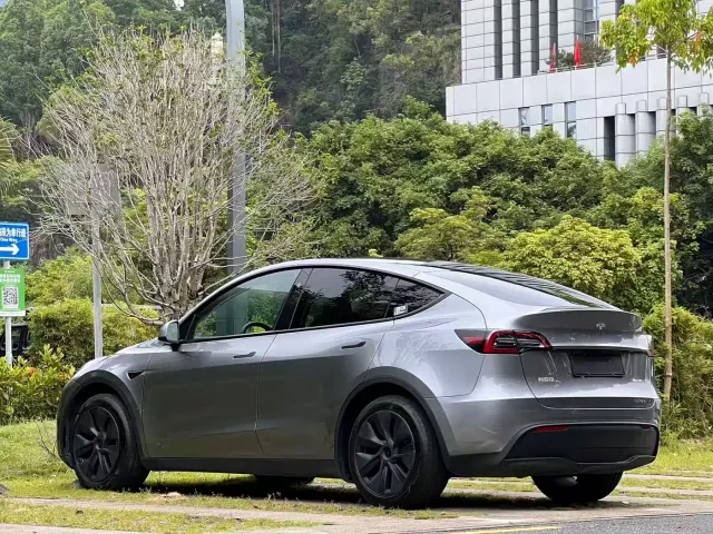 Tesla Model Y — Фото автомобиля 5