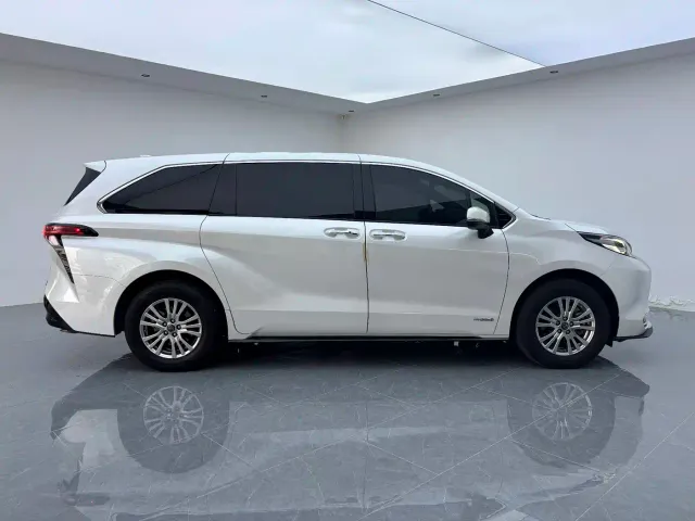 Toyota Sienna — Фото автомобиля 12