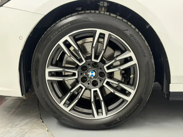 BMW 5 Series — Фото автомобиля 23