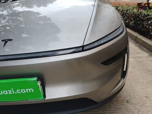Tesla Model Y L — Фото автомобиля 23