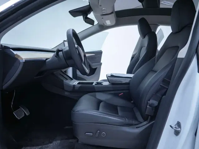 Tesla Model Y — Фото автомобиля 18