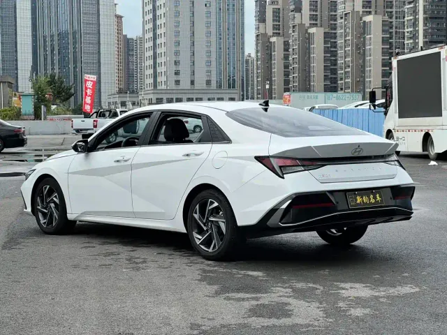 Hyundai Elantra — Фото автомобиля 14