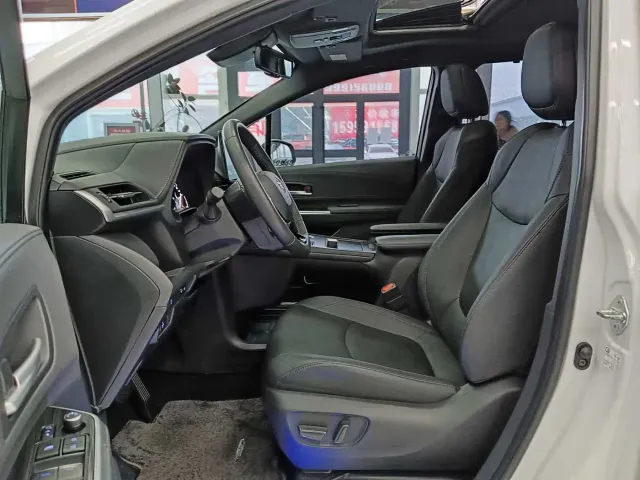 Toyota Sienna — Фото автомобиля 8