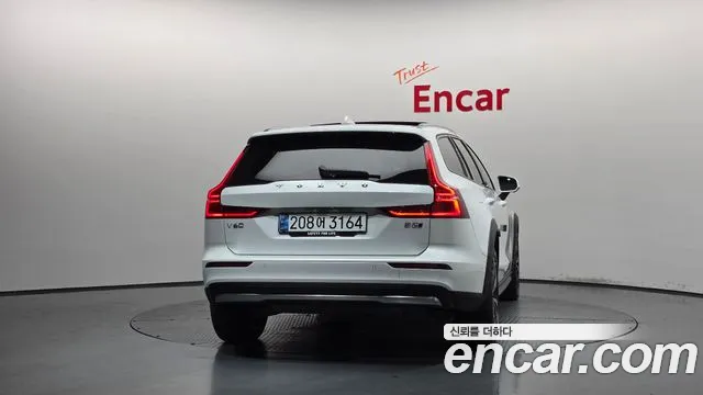 Вольво V60 V60 Cross Country 2 поколение B5 Ultimate AWD — Фото автомобиля 2