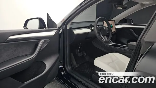 Tesla Model Y — Фото автомобиля 10