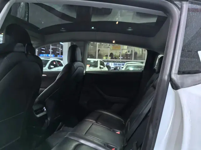 Tesla Model Y — Фото автомобиля 9