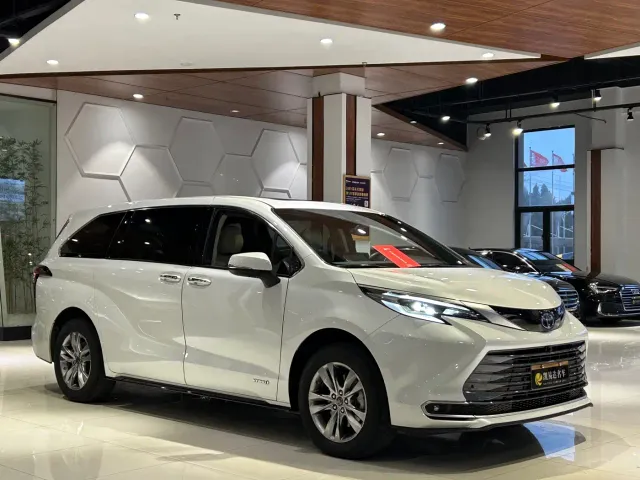Toyota Sienna — Фото автомобиля 4
