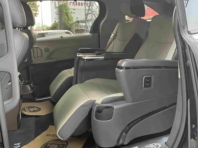 Toyota Sienna — Фото автомобиля 17