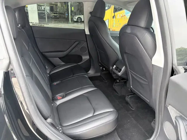 Tesla Model Y — Фото автомобиля 13