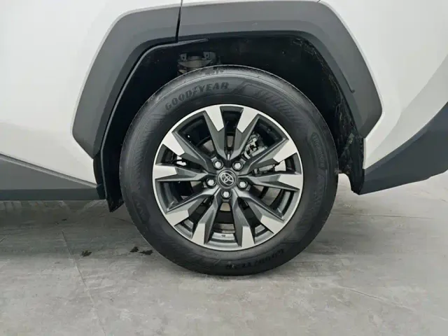 Toyota RAV4 — Фото автомобиля 11