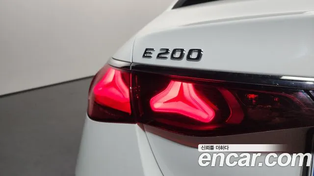 Mercedes-Benz E-Class — Фото автомобиля 20