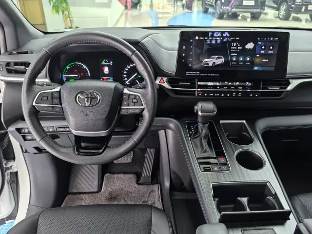 Toyota Sienna — Фото автомобиля 10