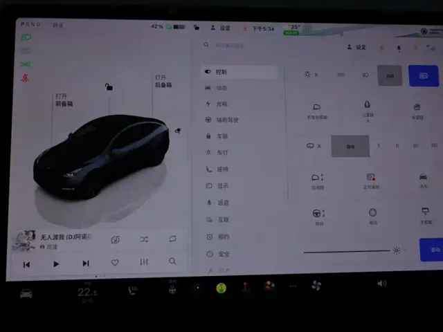 Tesla Model Y — Фото автомобиля 12