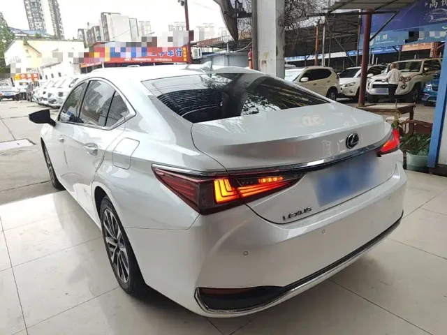 Lexus ES — Фото автомобиля 4