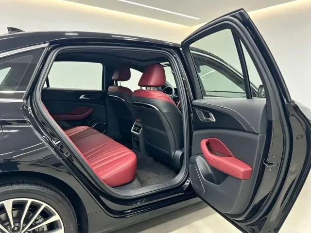 Hongqi H5 — Фото автомобиля 9