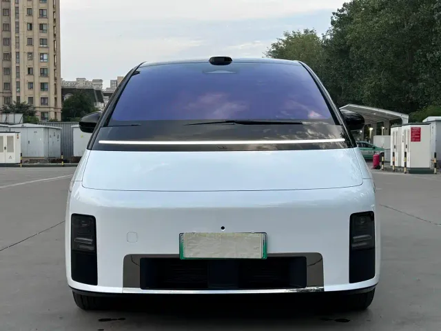 Li Auto MEGA — Фото автомобиля 2