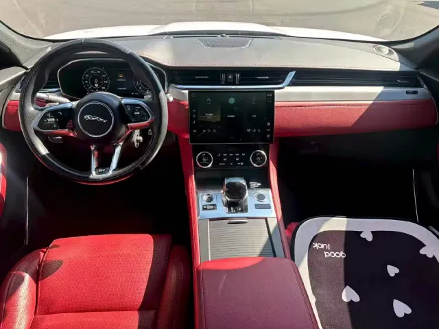 Jaguar F-Pace — Фото автомобиля 5