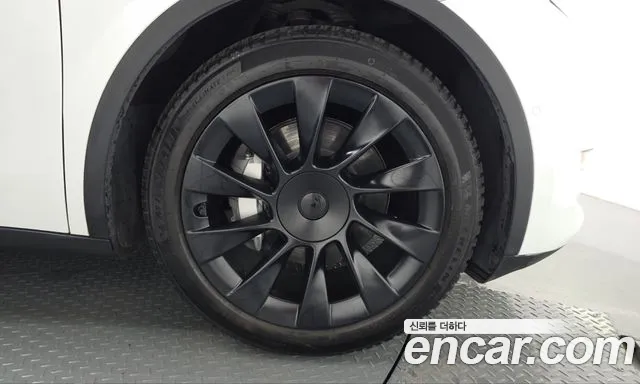 Tesla Model Y — Фото автомобиля 6