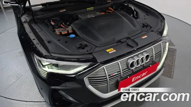 Audi e-tron — Фото автомобиля 5
