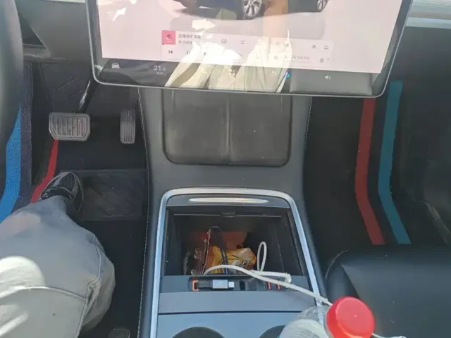 Tesla Model Y — Фото автомобиля 16
