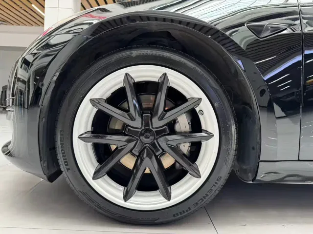 Tesla Model 3 — Фото автомобиля 21