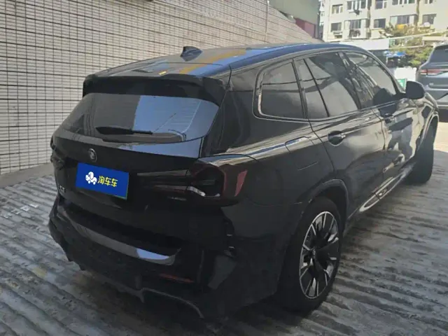 BMW iX3 — Фото автомобиля 3