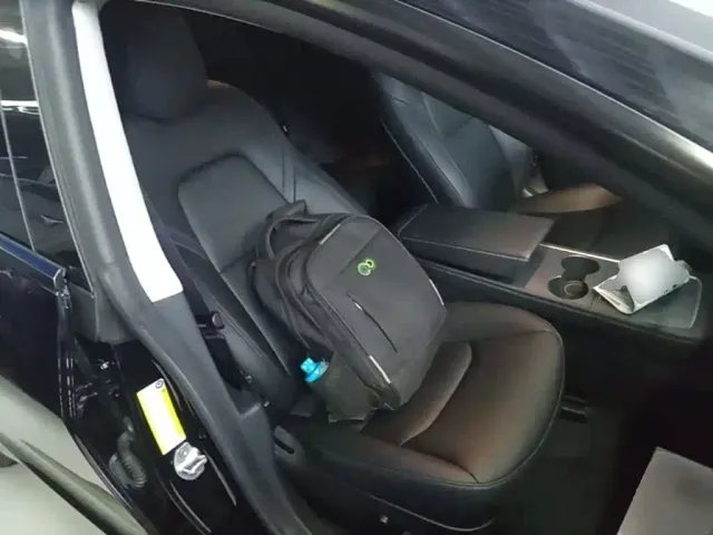 Tesla Model 3 — Фото автомобиля 24